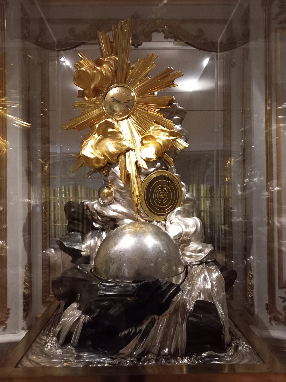 1709251924_musee_du_louvre_paris_sully_salle_609_pendule_de_la_creation_du_monde_1754_vmb-1036-1_-_2023_11_18_benjamin_bories.jpg