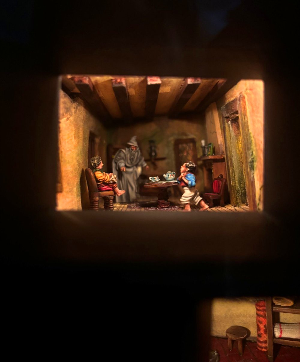 1758737562_diorama_richard_poisson_village_bree_1998-1999_interieur_maison_de_droite_gandalf_hobbits.jpg