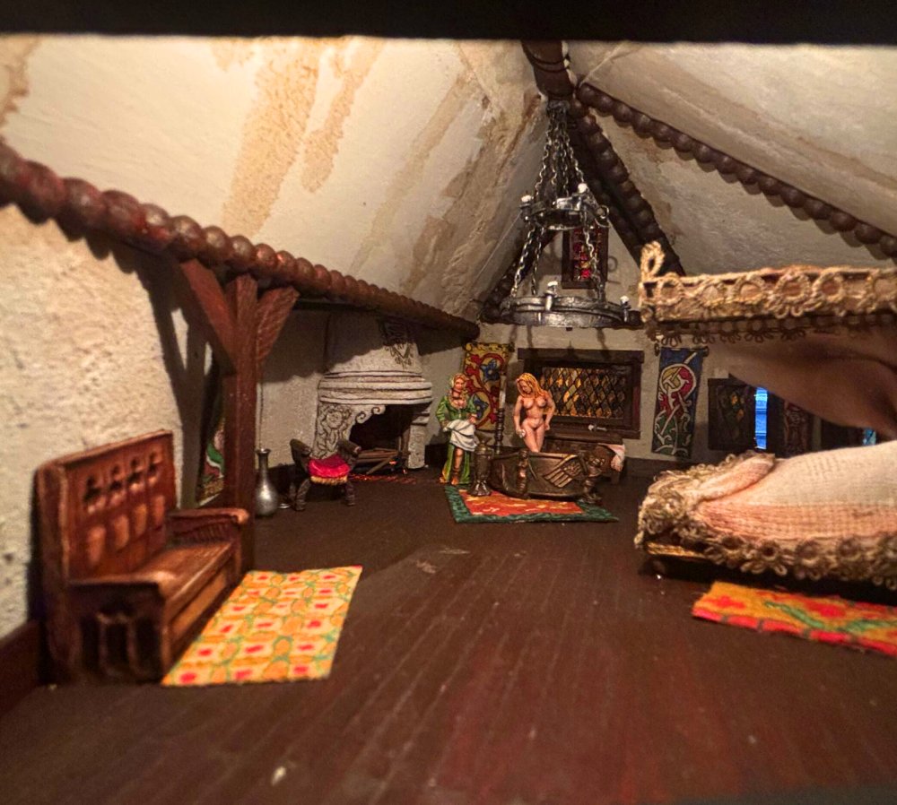1758737620_diorama_richard_poisson_village_bree_1998-1999_interieur_maison_de_gauche_chambre_de_la_belle.jpg