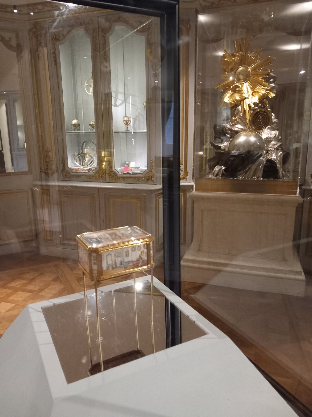 1709251877_musee_du_louvre_paris_sully_salle_609_tabatiere_de_choiseul_-_pendule_de_la_creation_du_monde_-_2023_11_18_benjamin_bories.jpg