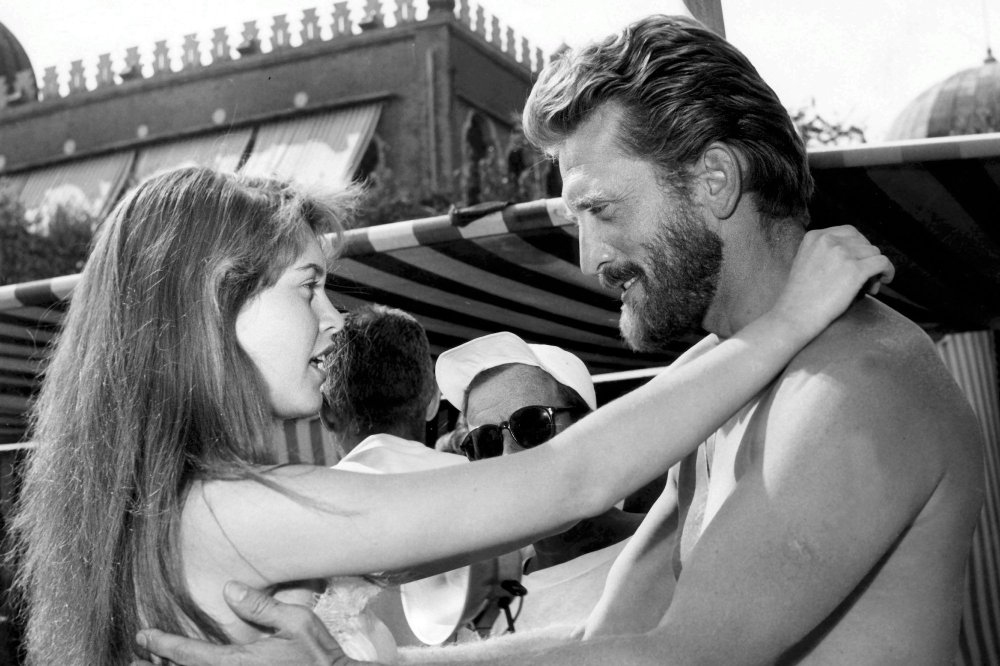 1766971718_brigitte_bardot_kirk_douglas_1953_venise_-_photo_pierre_vals.jpg